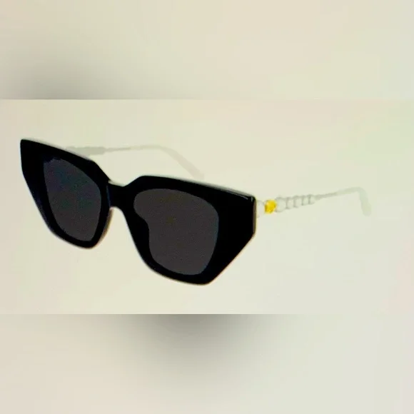 New Women’s Gucci Sunglasses - Picture 5 of 13